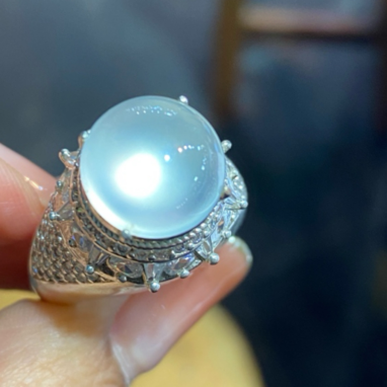 高冰炸光玻璃底白冰铜翡翠戒指