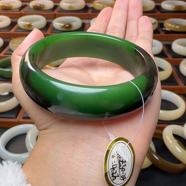 和田玉未镶嵌手镯辣绿聚红皮58.7