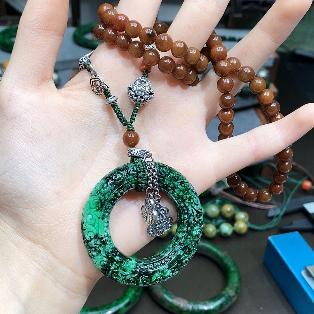 翡翠未镶嵌颈饰漂亮美眉