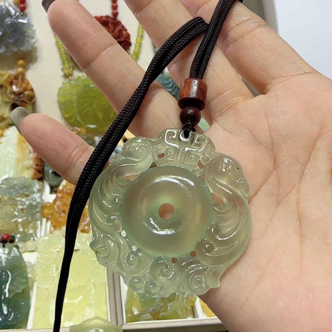 未镶嵌蛇纹石玉吊坠