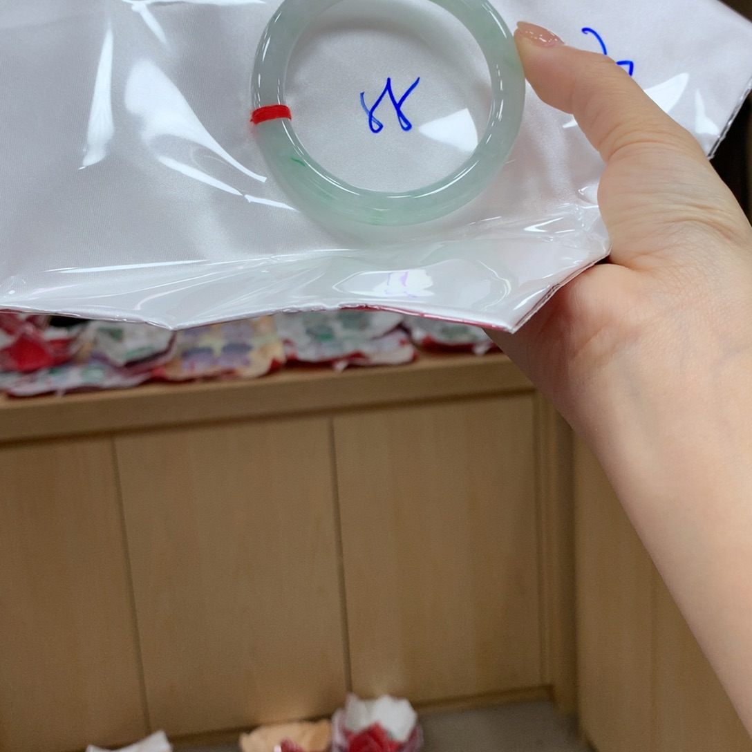翡翠手镯未镶嵌不退不换