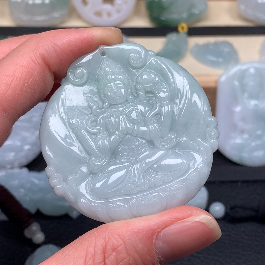 翡翠未镶嵌颈饰千手观音