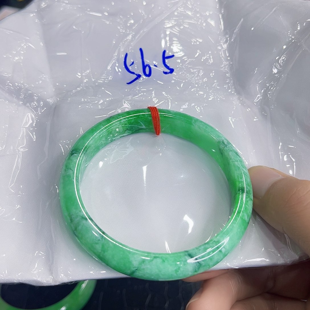 翡翠手镯未镶嵌手镯