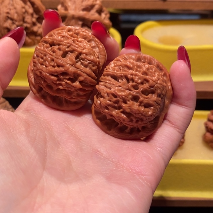 文玩核桃吊坠血麒麟