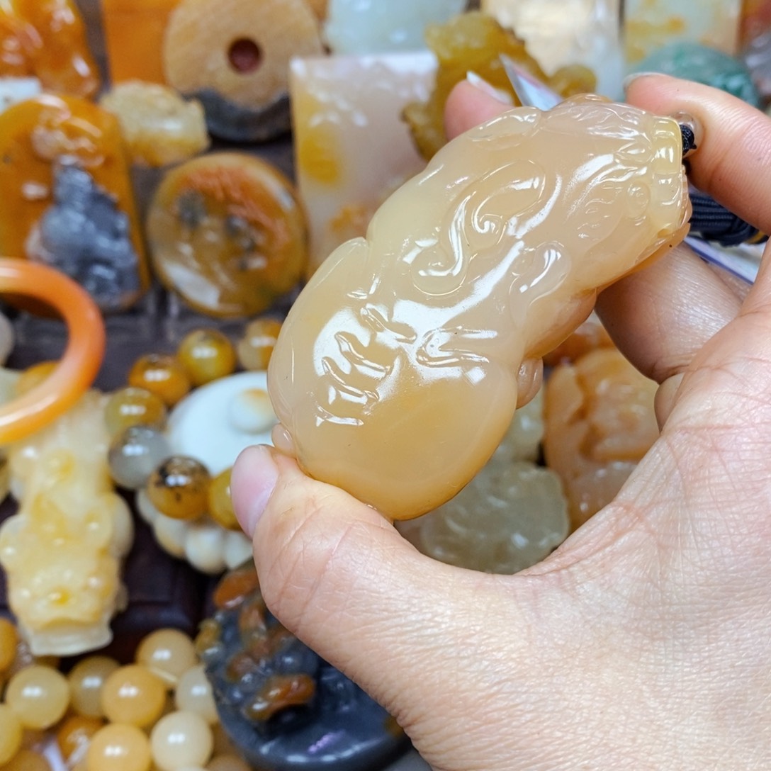 石英质玉（黄龙玉）颈饰未镶嵌