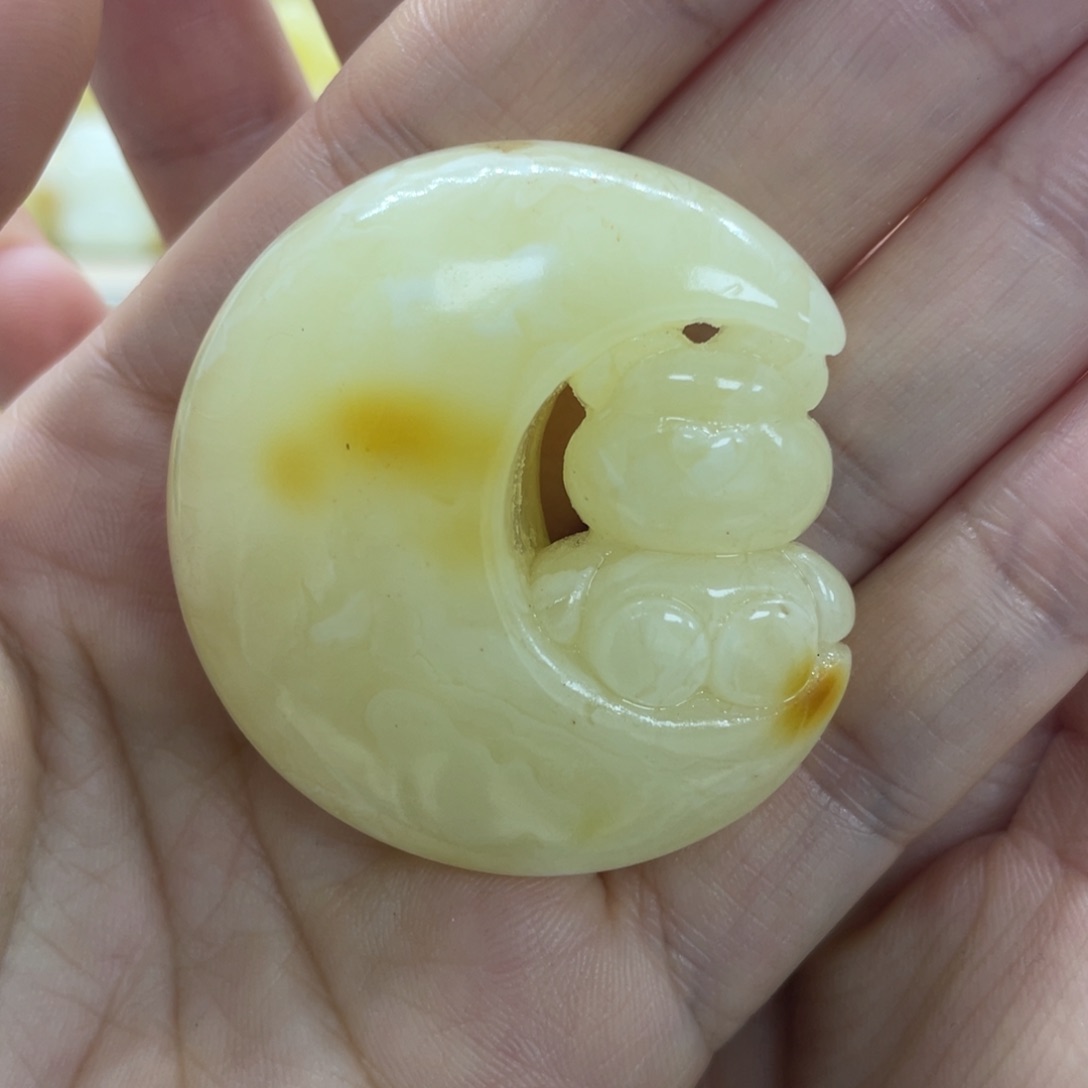 琥珀裸石未镶嵌17.8克月亮熊
