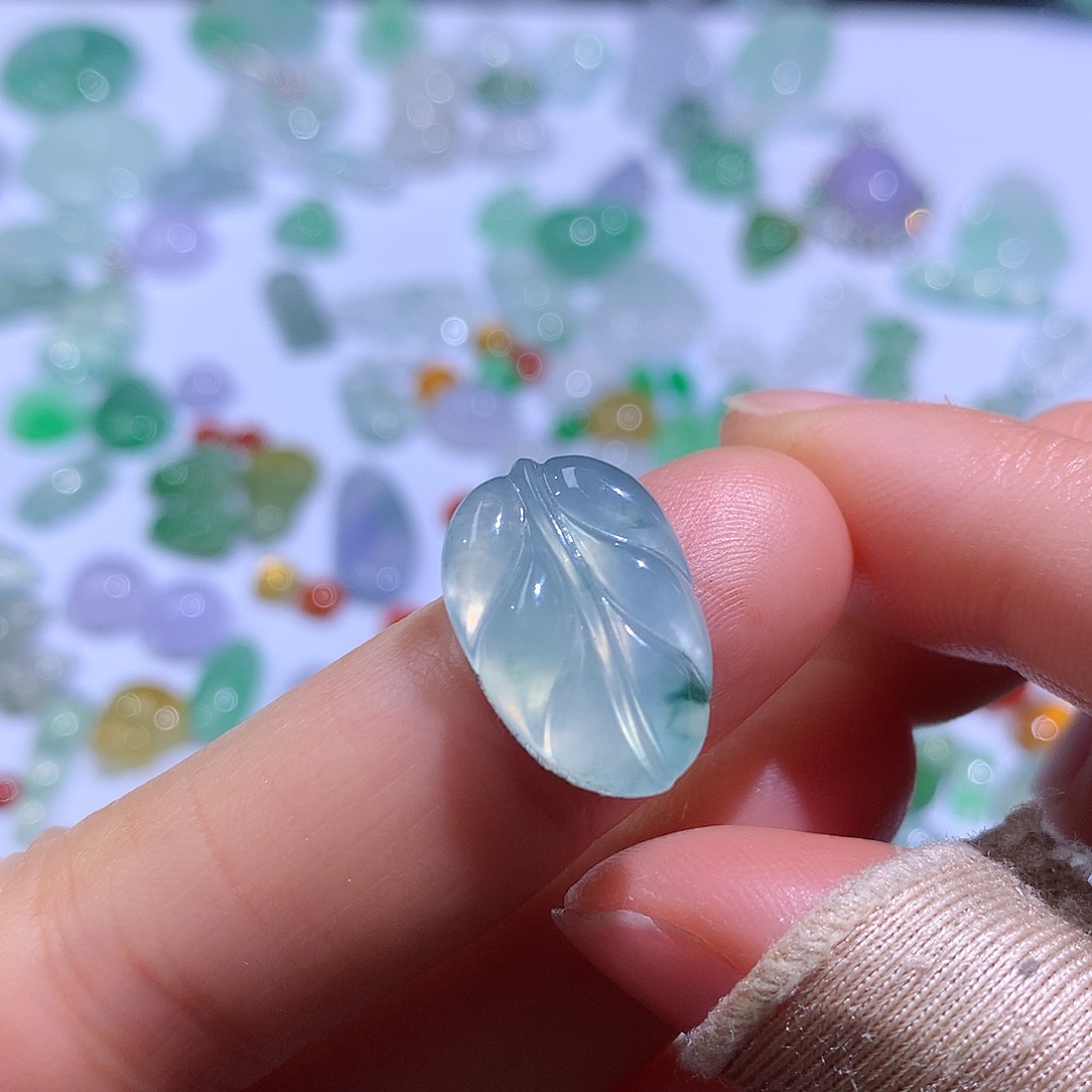 翡翠颈饰未镶嵌叶子