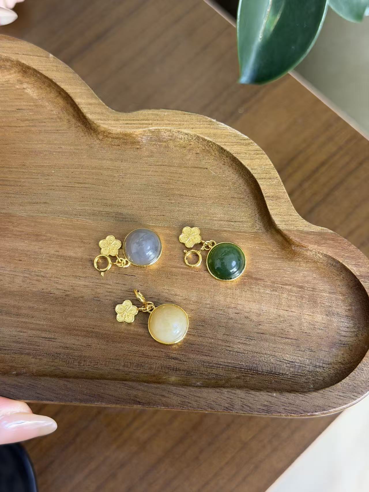 天然和田玉碧玉糖玉烟紫圆S925银镶嵌吊坠B05