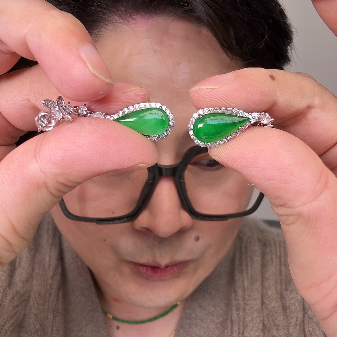 翡翠未镶嵌颈饰一对