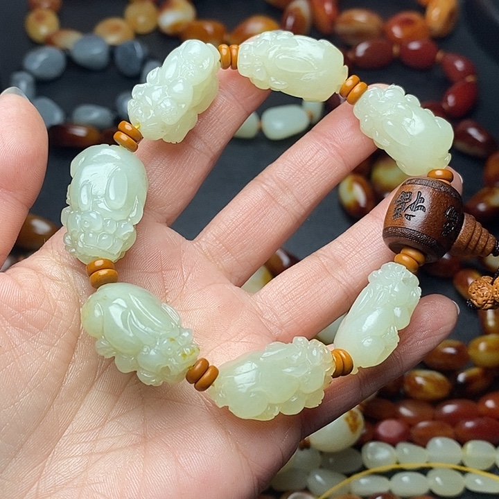 乔***友和田玉未镶嵌手链