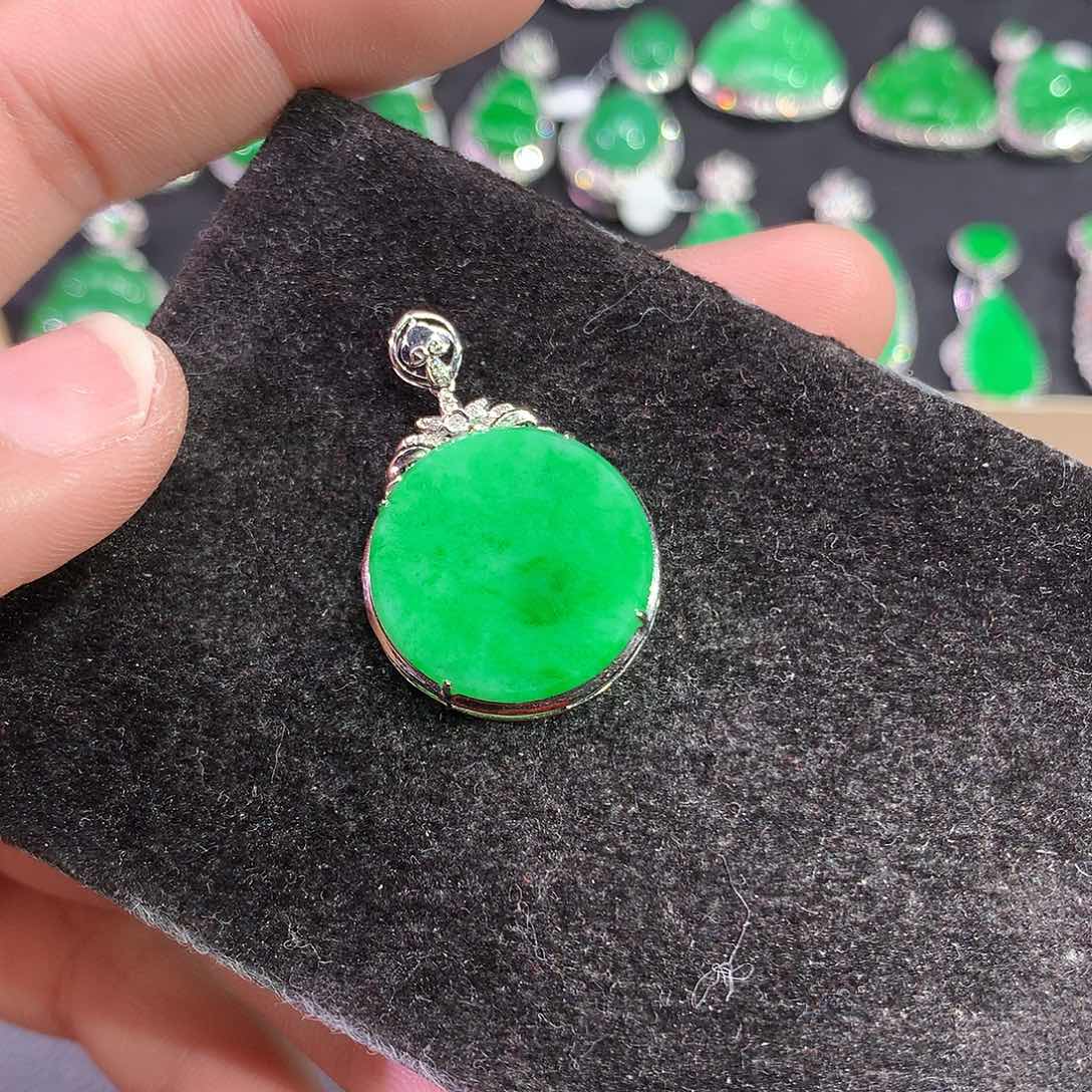 翡翠吊坠(赠链)18K金镶嵌M**a