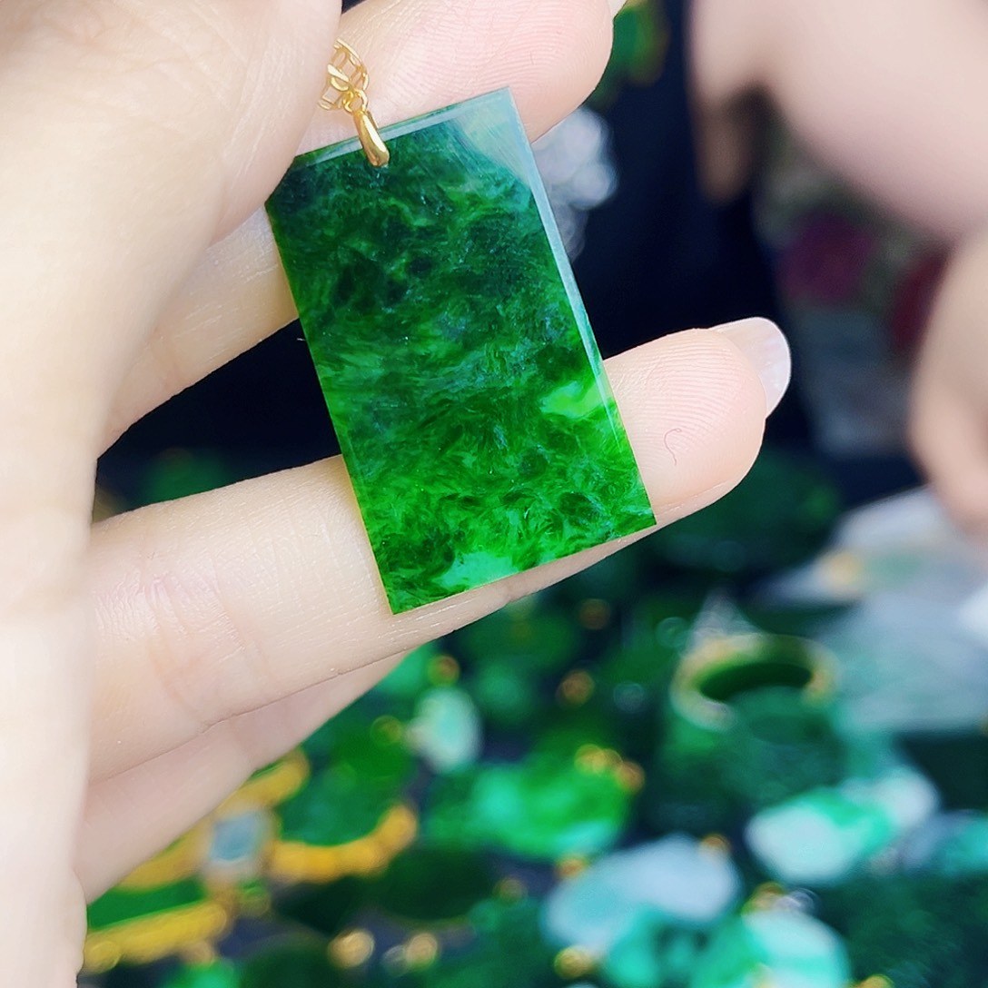 翡翠18K金镶嵌颈饰多样性