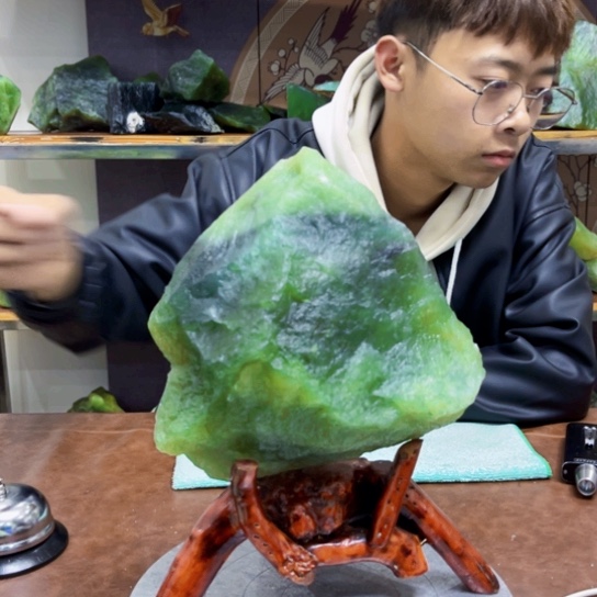 未镶嵌蛇纹石玉原石寻****香