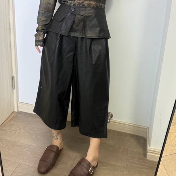【San W】欧货设计款高腰垂感PU皮阔腿显瘦带屁帘八分裤