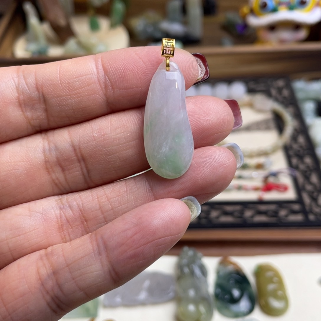 翡翠挂件18K金镶嵌飘绿瓜
