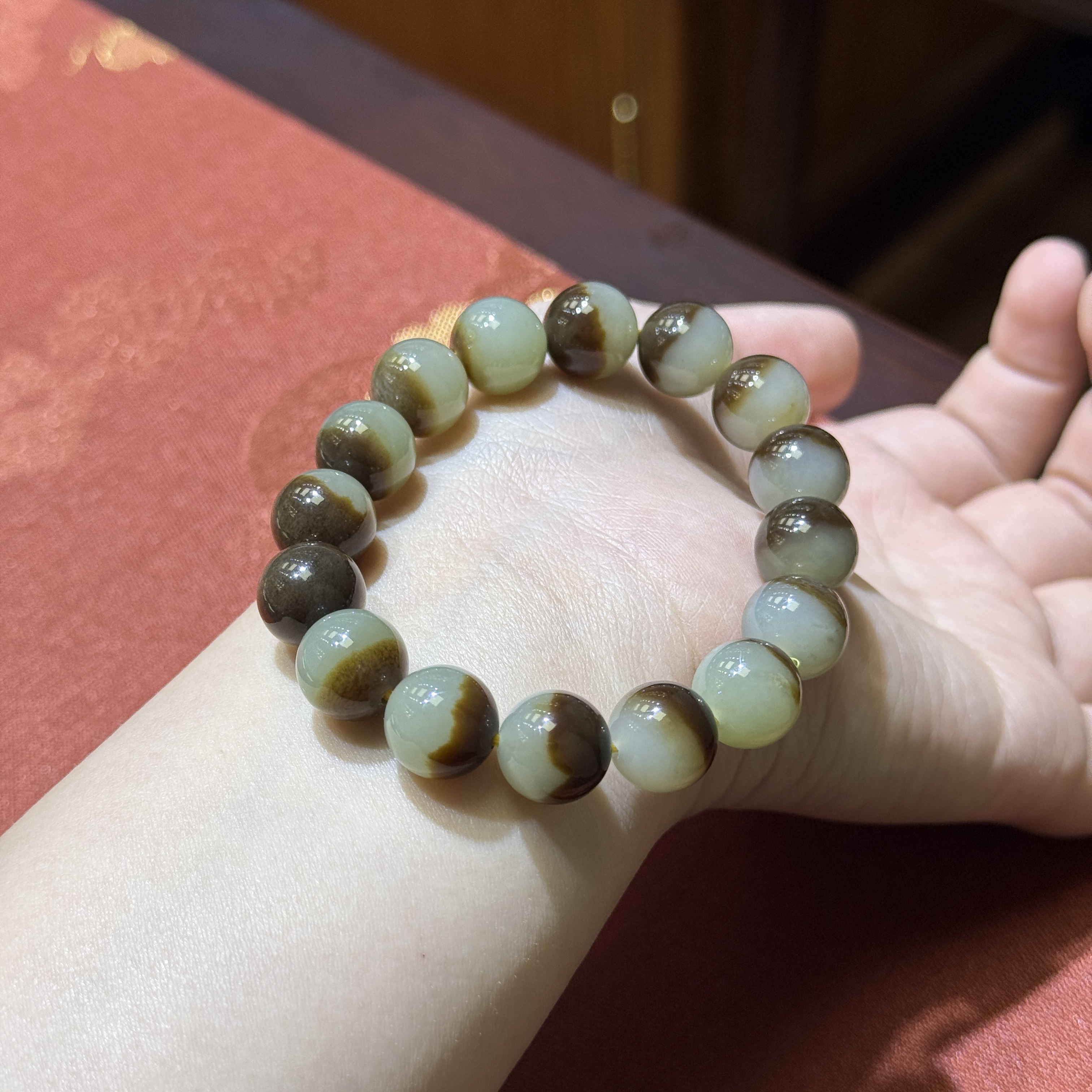 和田玉聚宝盆卡12mm圆珠手串