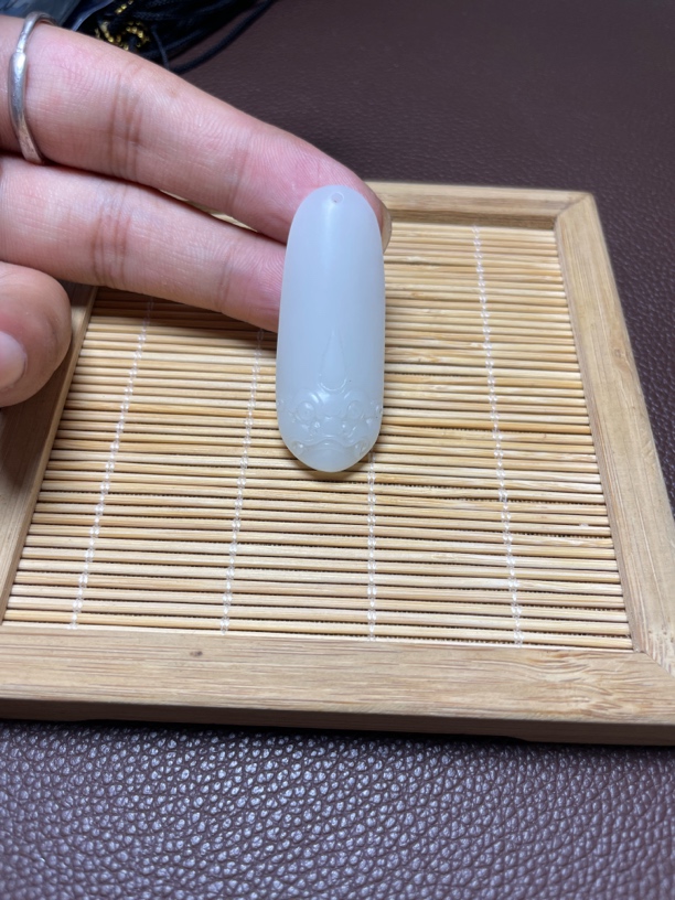 精品和田玉手工雕刻玉牌挂件颈饰