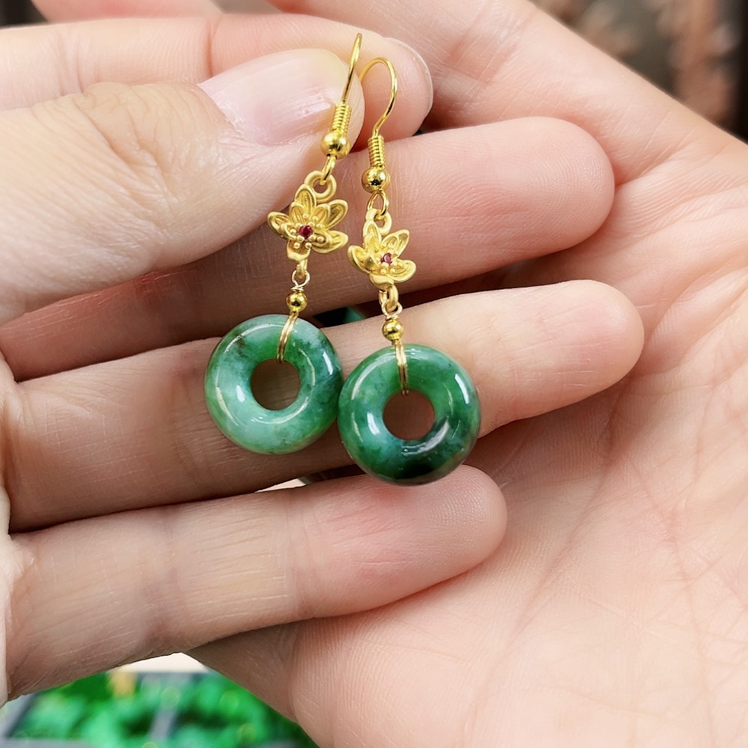 翡翠颈饰未镶嵌耳饰多样性