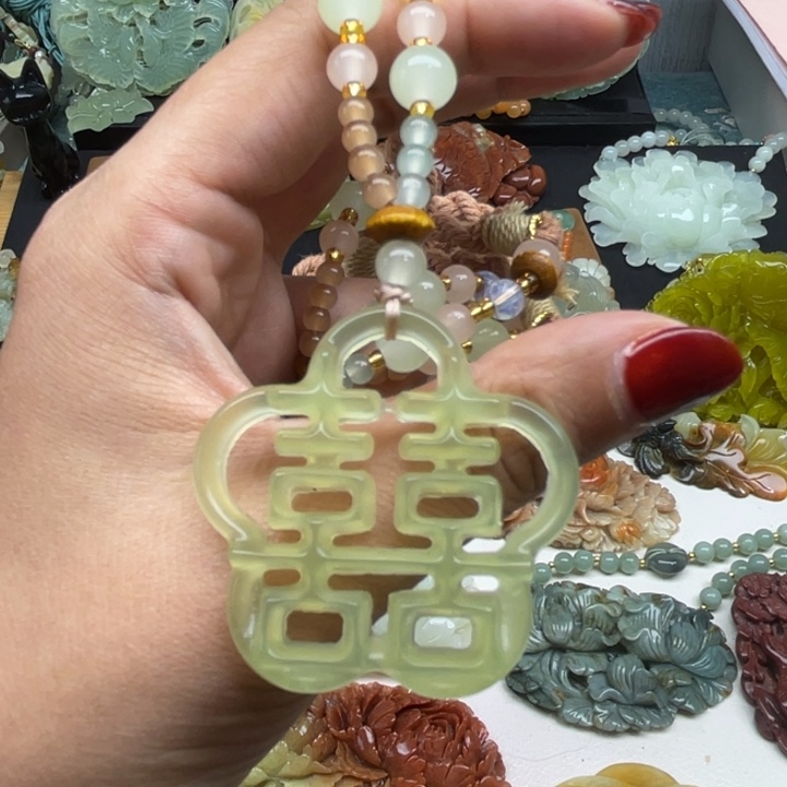 蛇纹石玉未镶嵌颈饰