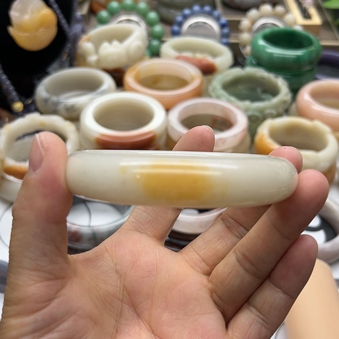 【闪购商品】石英质玉手镯未镶嵌夹心糖