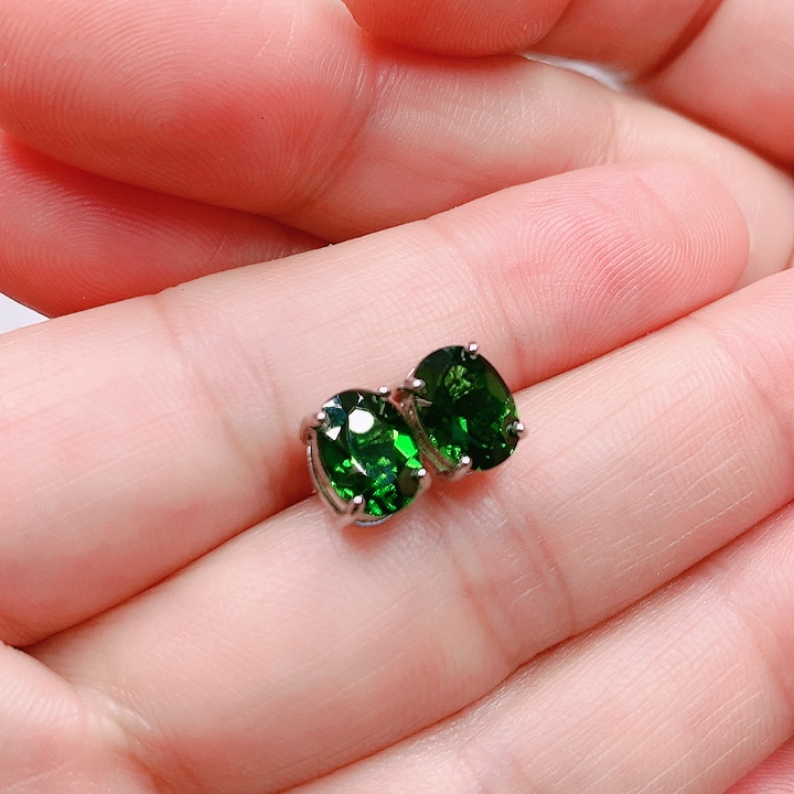 透辉石耳钉银S925镶嵌静**?