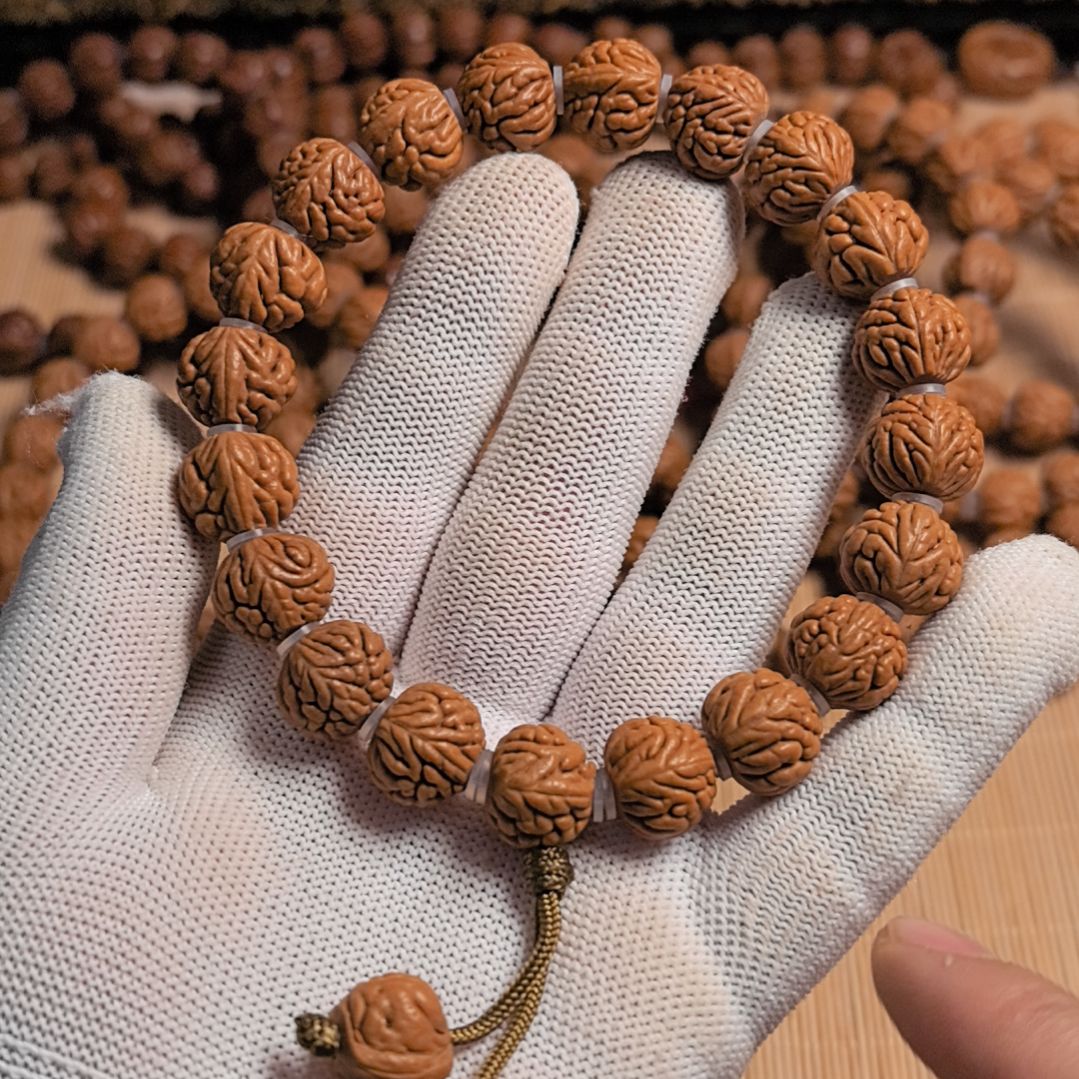 桃核吊坠豹子头手持