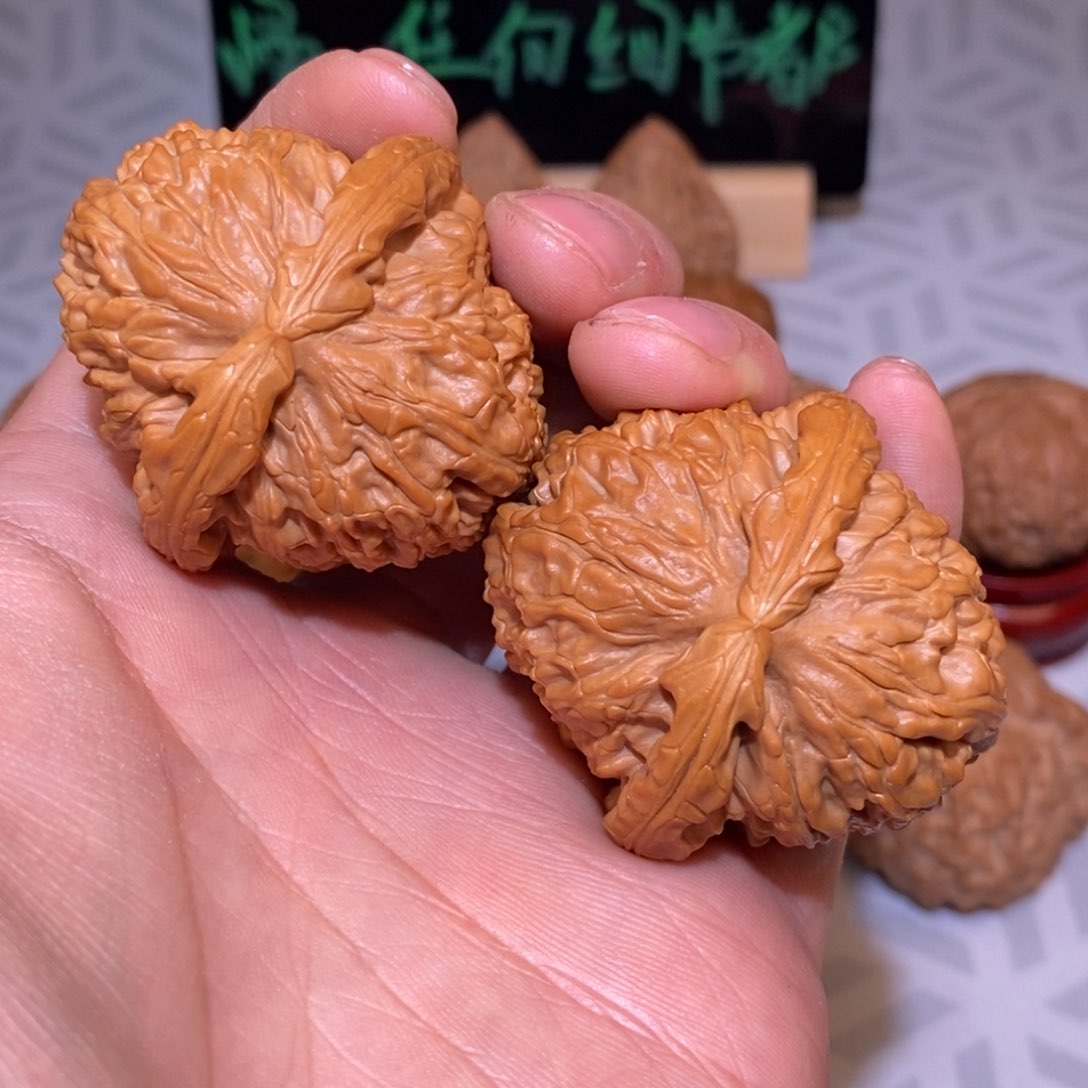 43尺白狮子文玩核桃