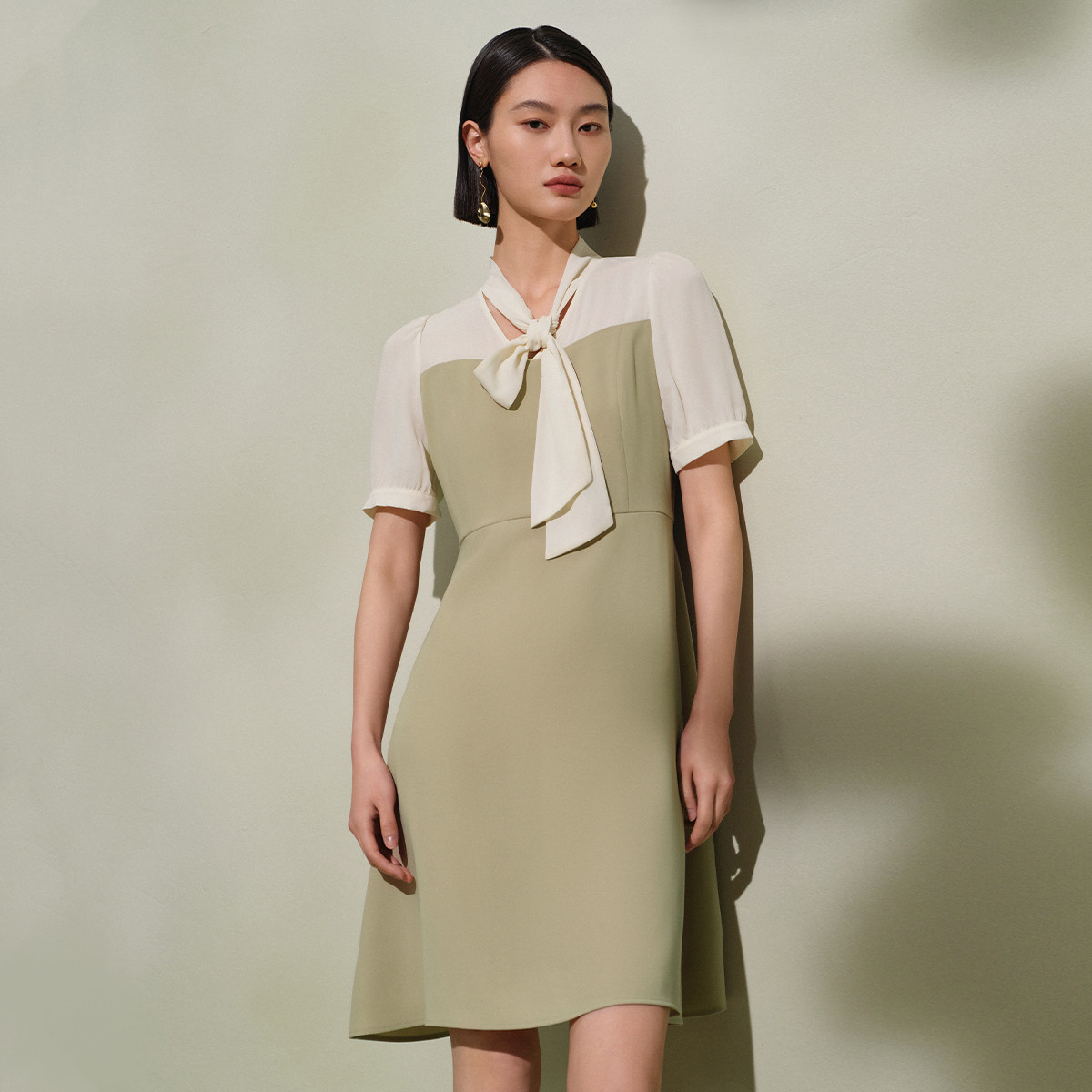 【曼德诗】气质撞色收腰连衣裙精致钻扣飘带裙子M534103999