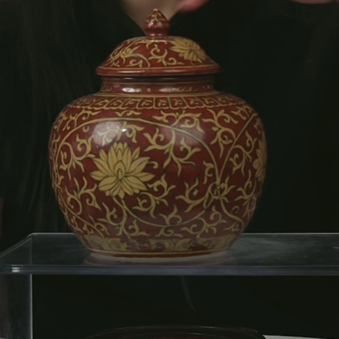 M珊瑚红釉地缠枝西番莲纹盖罐