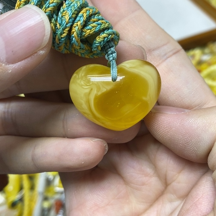 蜜蜡未镶嵌裸石吊坠