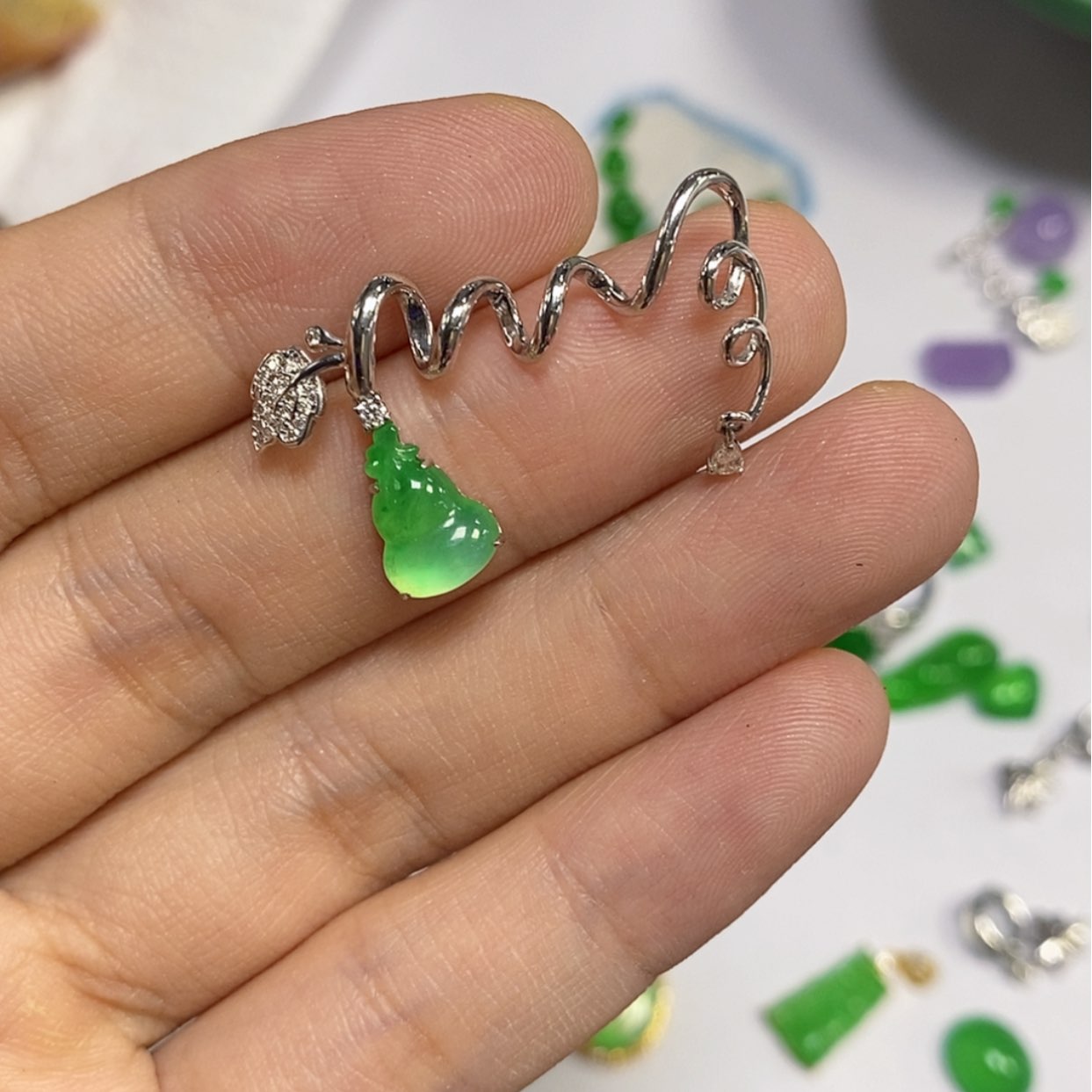 【闪购商品】颈饰18K金镶嵌翡翠康***力吊坠