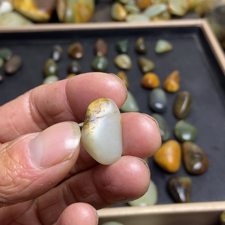 新***卒和田玉（糖玉）未镶嵌珠宝奇石