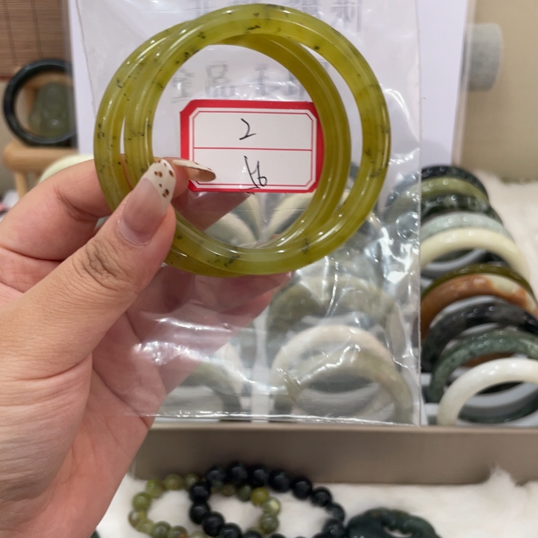 蛇纹石玉未镶嵌手镯