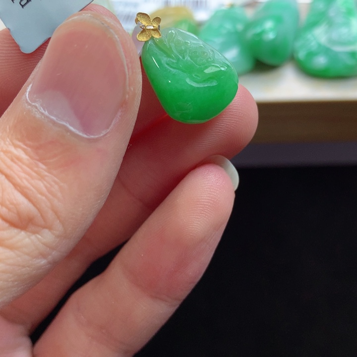 翡翠18K金镶嵌颈饰吊坠