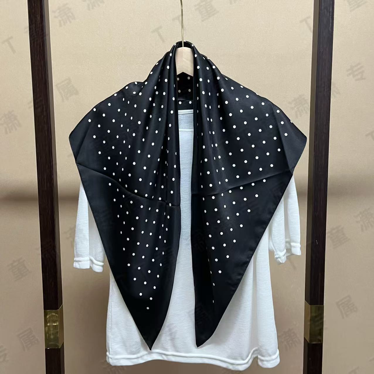 （黑波点三角巾）斜纹缎60*130左右三角巾围巾