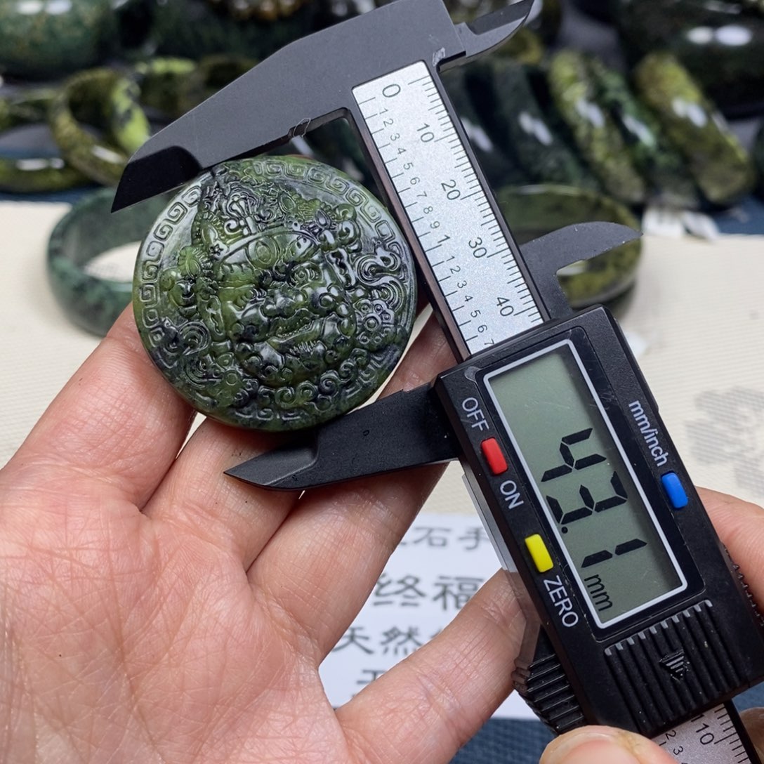 蛇纹石玉吊坠(不含链)未镶嵌黄翠黄财神