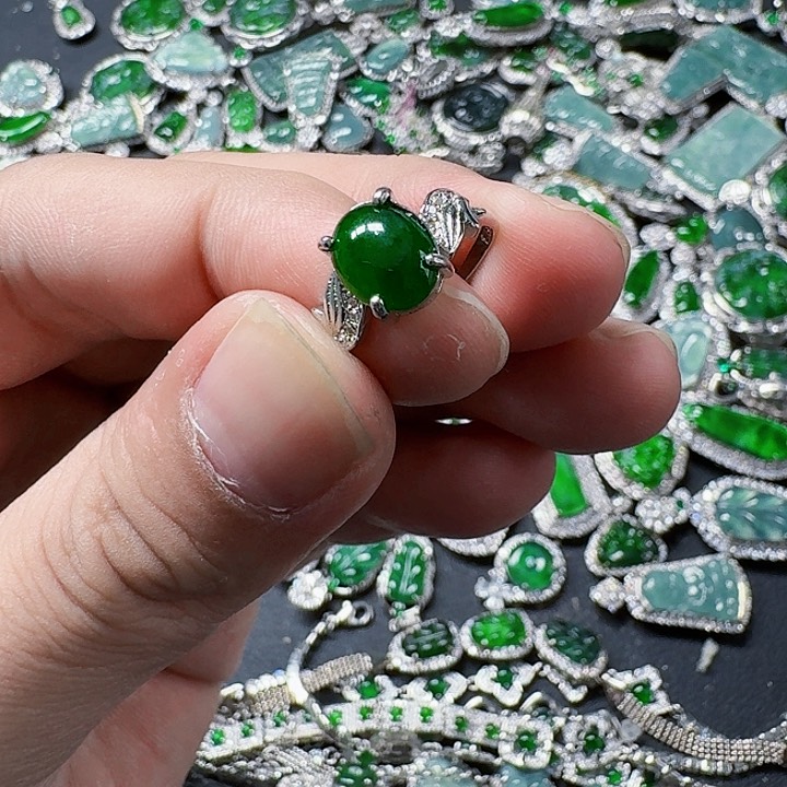 翡翠颈饰未镶嵌天然A货翡翠放漏