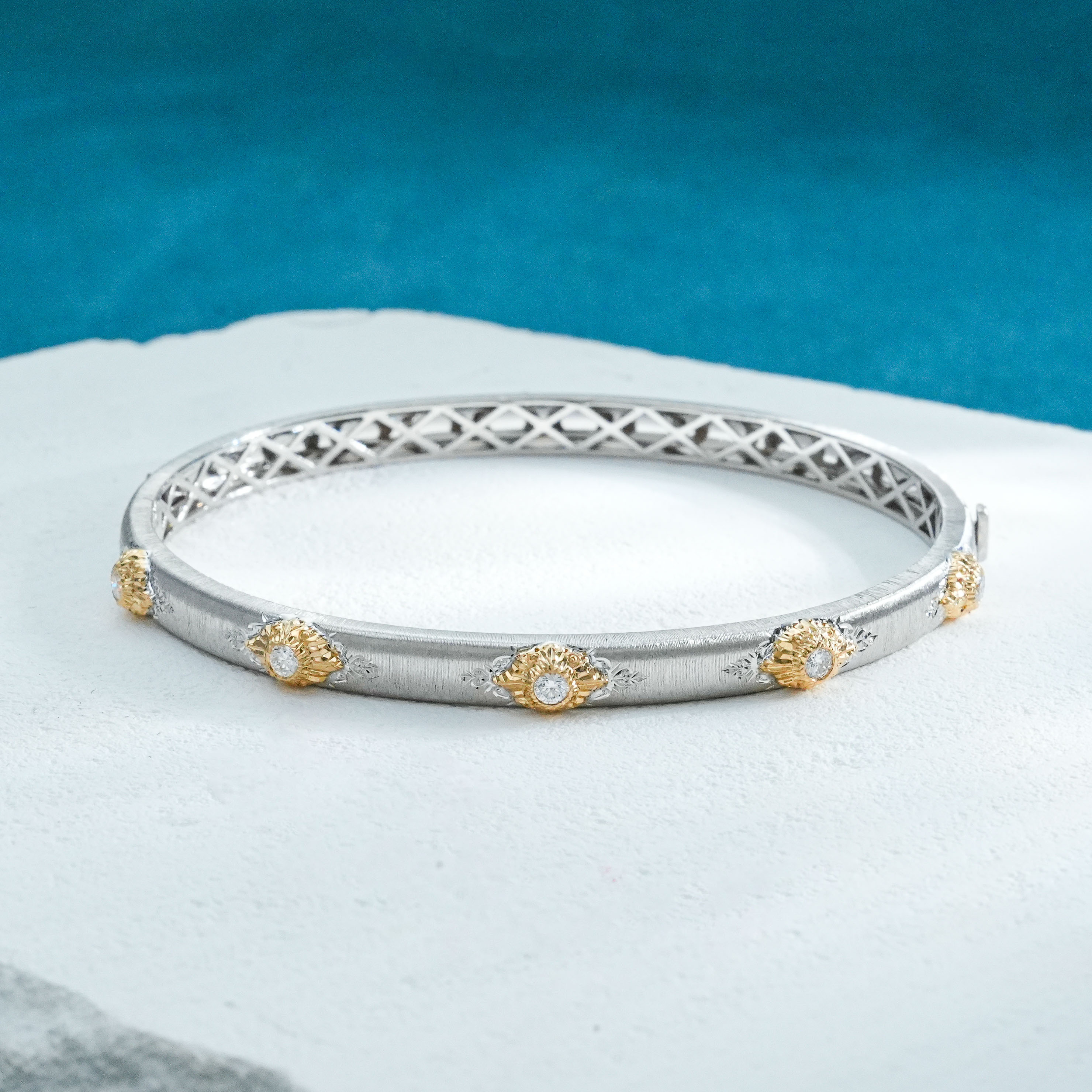 【奢小姐珠宝】18K金拉丝分色钻石手镯-KWC290