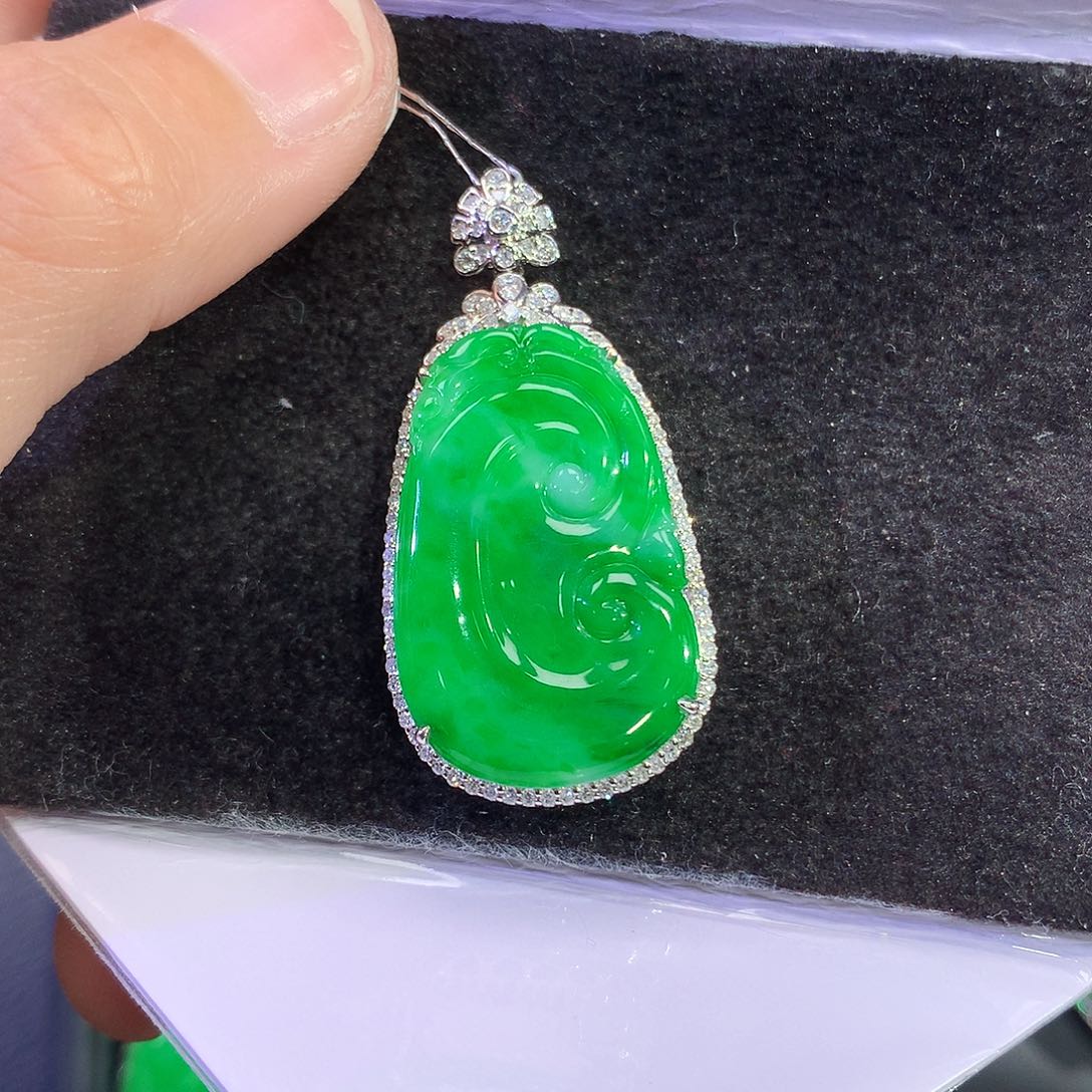 翡翠18K金镶嵌吊坠(赠链)