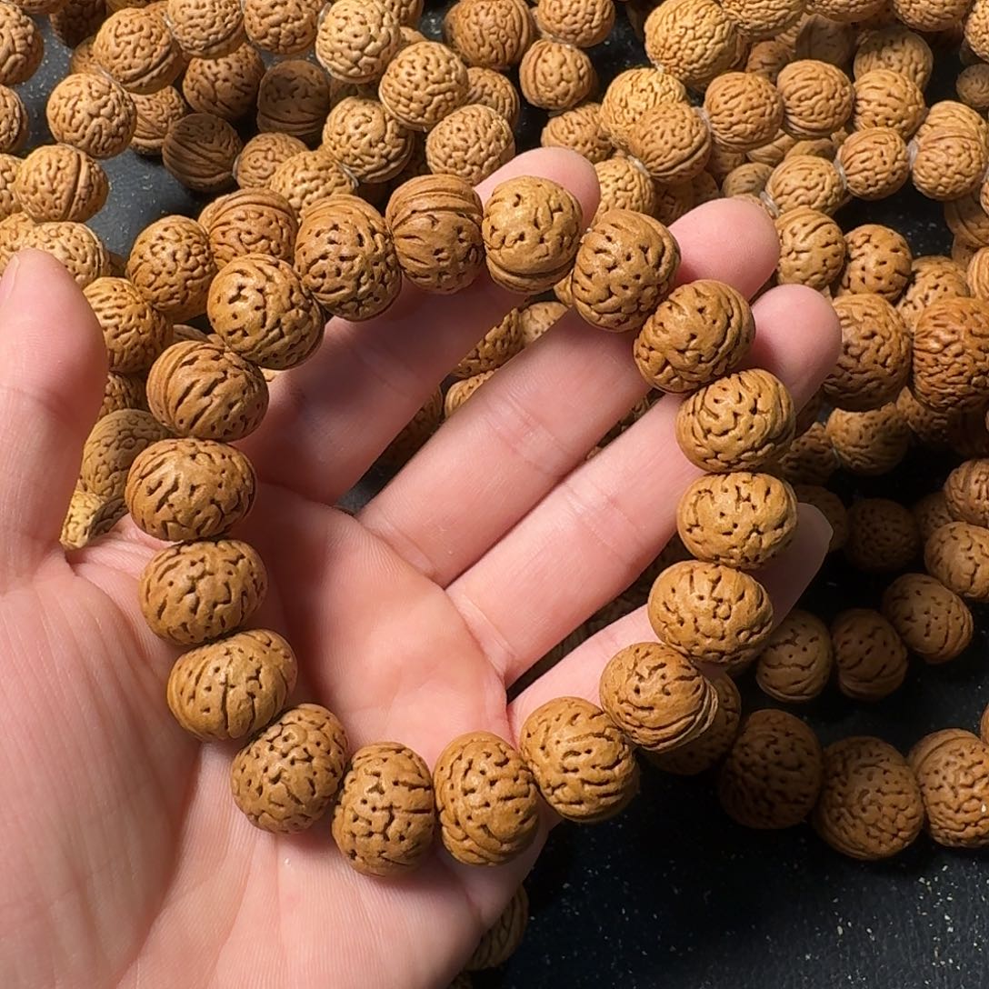 百***贝吊坠桃核纽扣手串