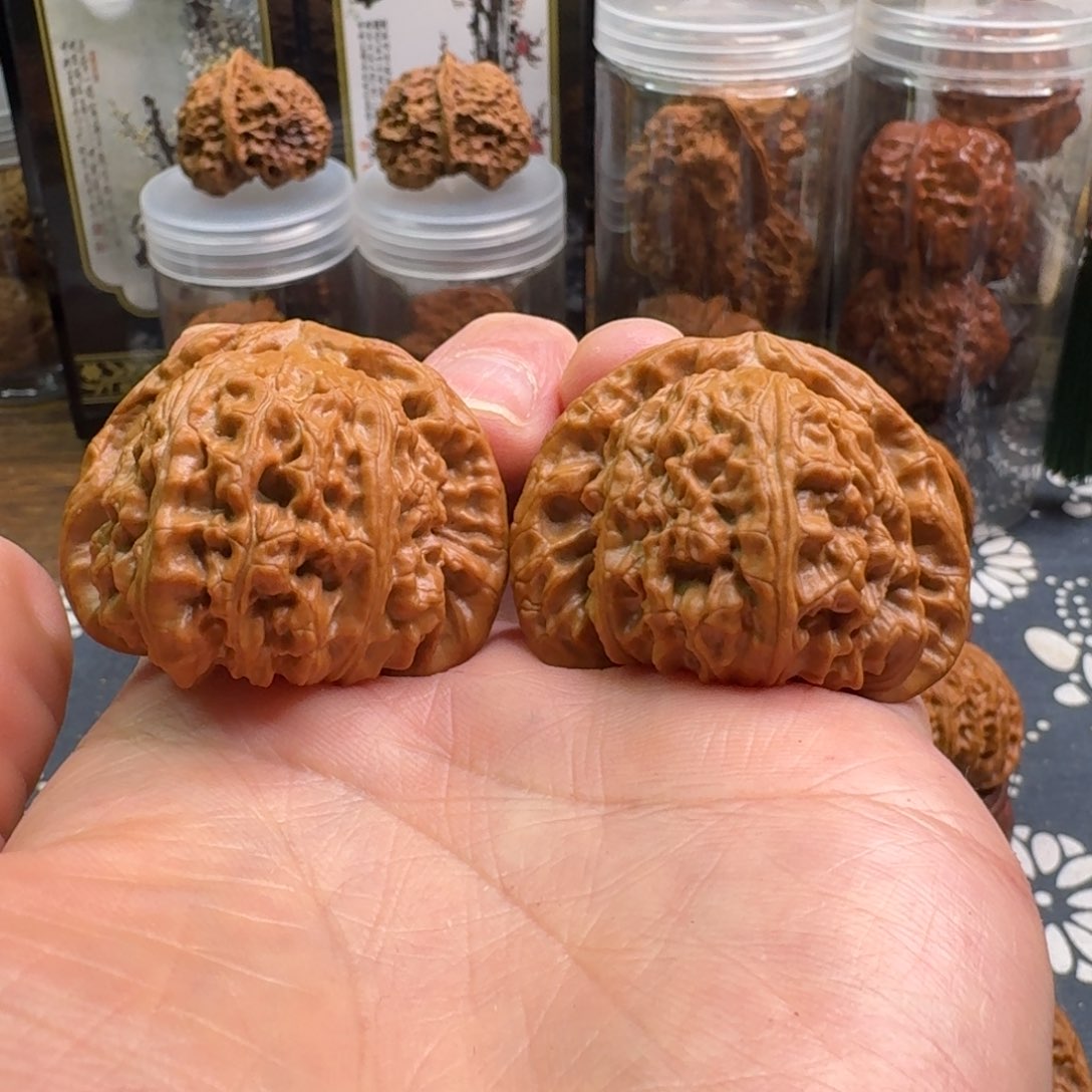 文玩核桃吊坠大凹底白狮子