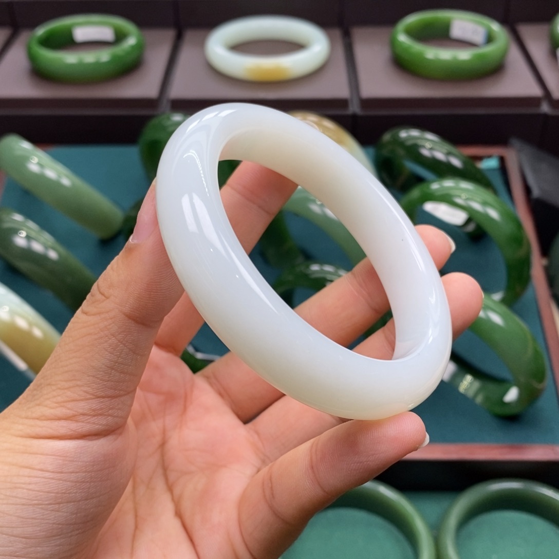 和田玉（碧玉）未镶嵌手镯