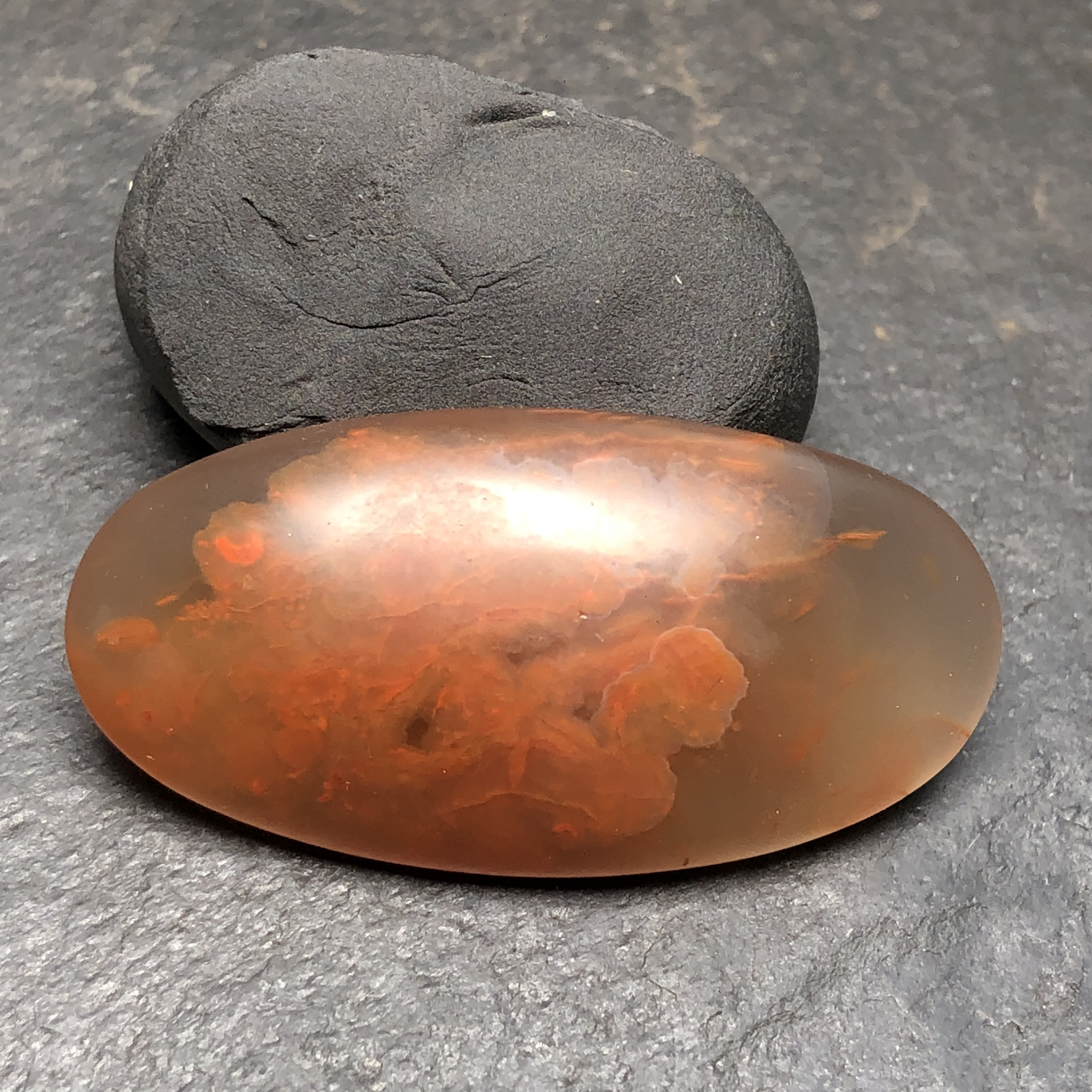 原矿川料南红玛瑙纯手工打磨尺寸41.1x20.5x7.7毫米