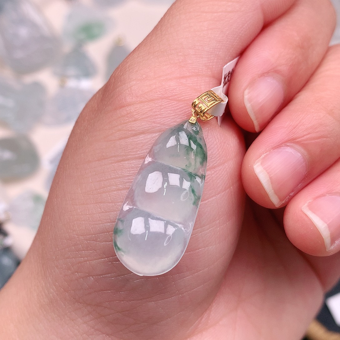 翡翠颈饰18K金镶嵌冰胶飘绿豆子