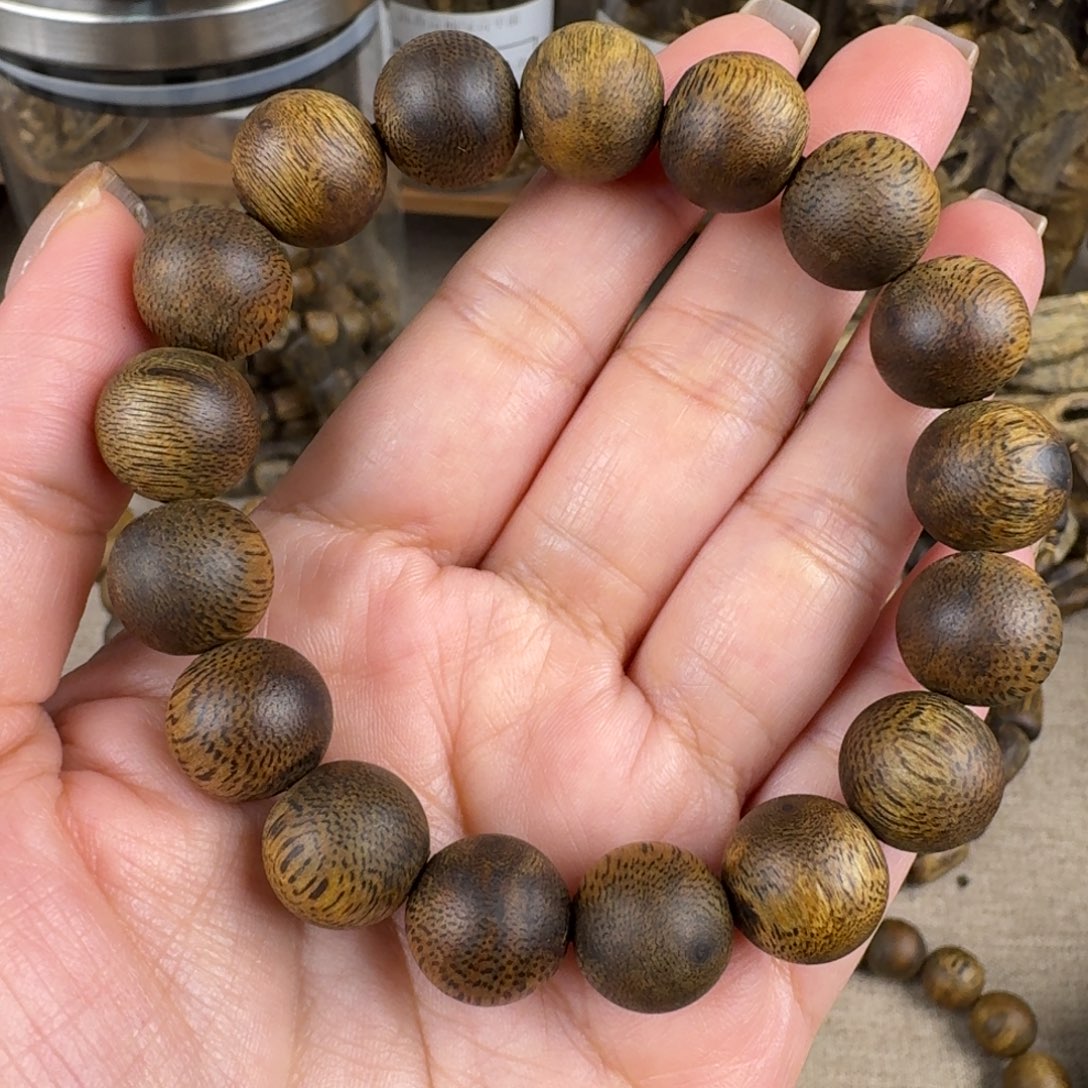 敲***打沉香沉香碎屑奇楠透顶绿高油脂单圈16g