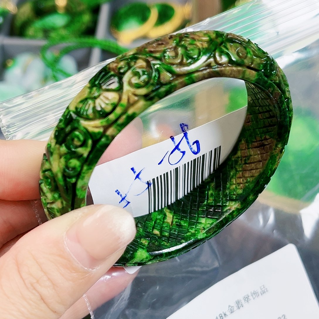 翡翠颈饰未镶嵌手镯