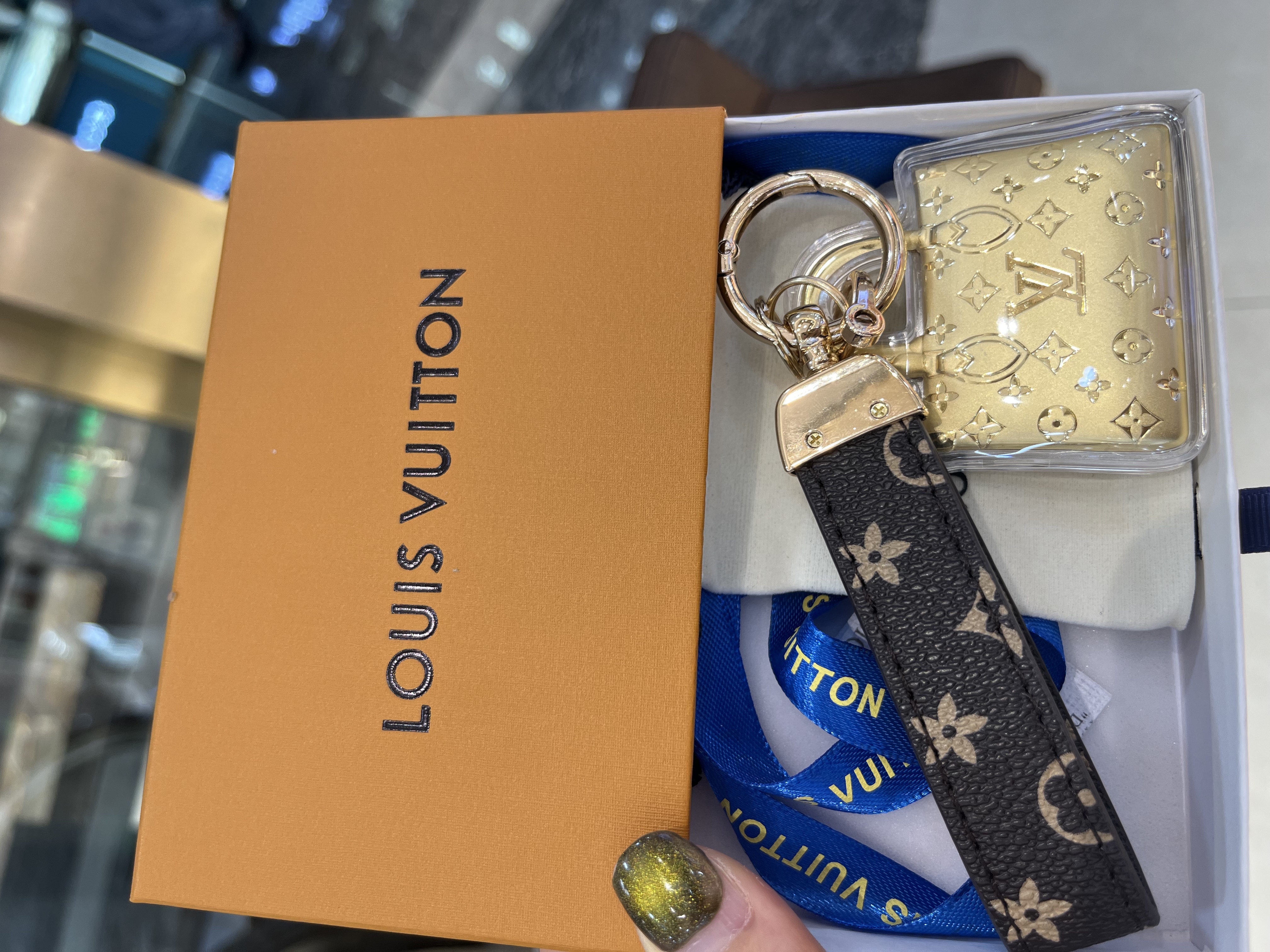 深圳水贝【LV包包20mg】手机链车挂包挂钥匙扣520特色礼物送女男友