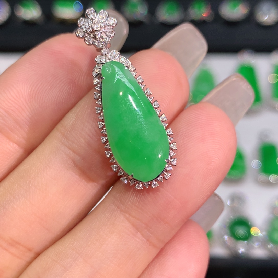 翡翠18K金镶嵌颈饰