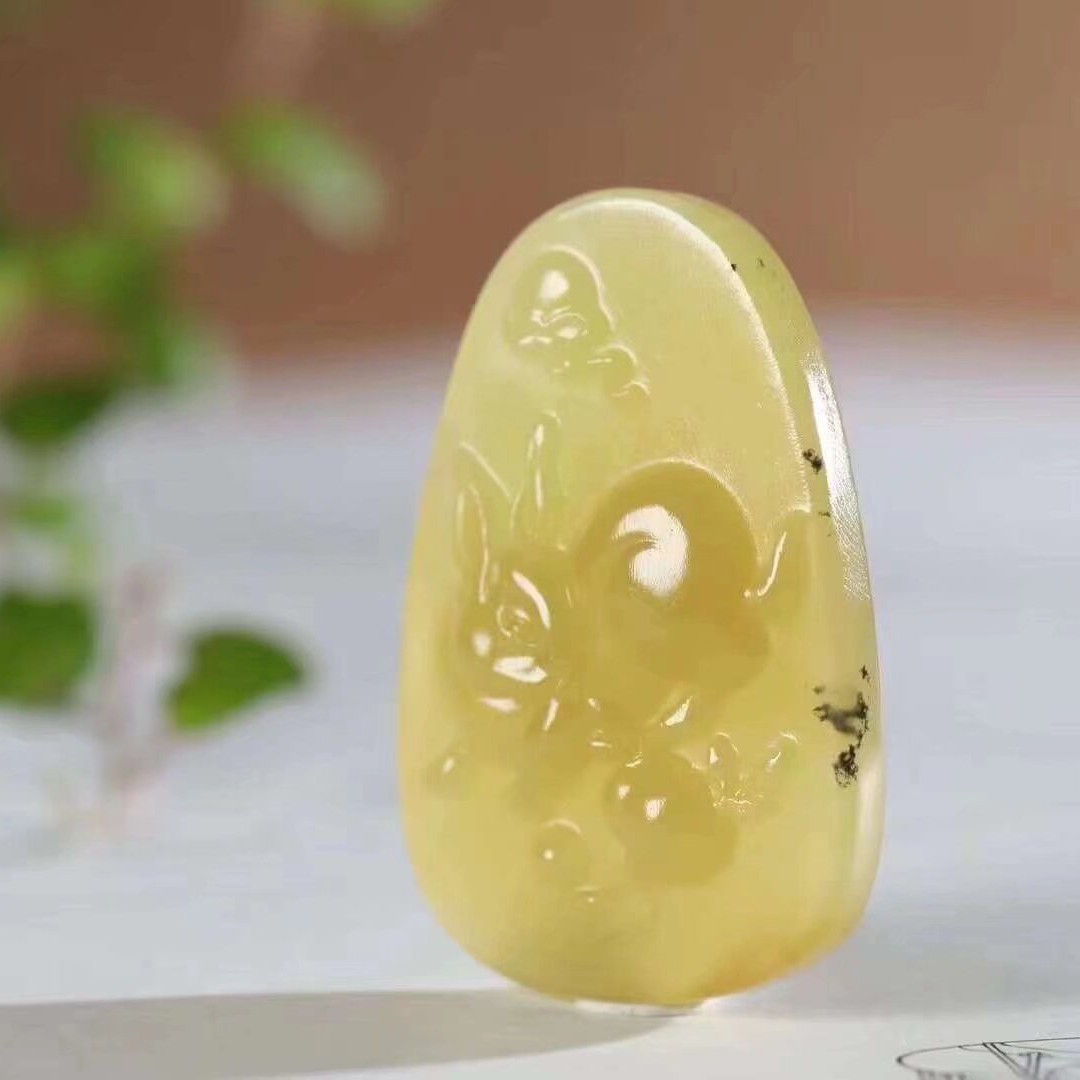 【兔子】•前途无量规格：47×31×8mm 重19g材质：和田玉俄料老料浅糖色