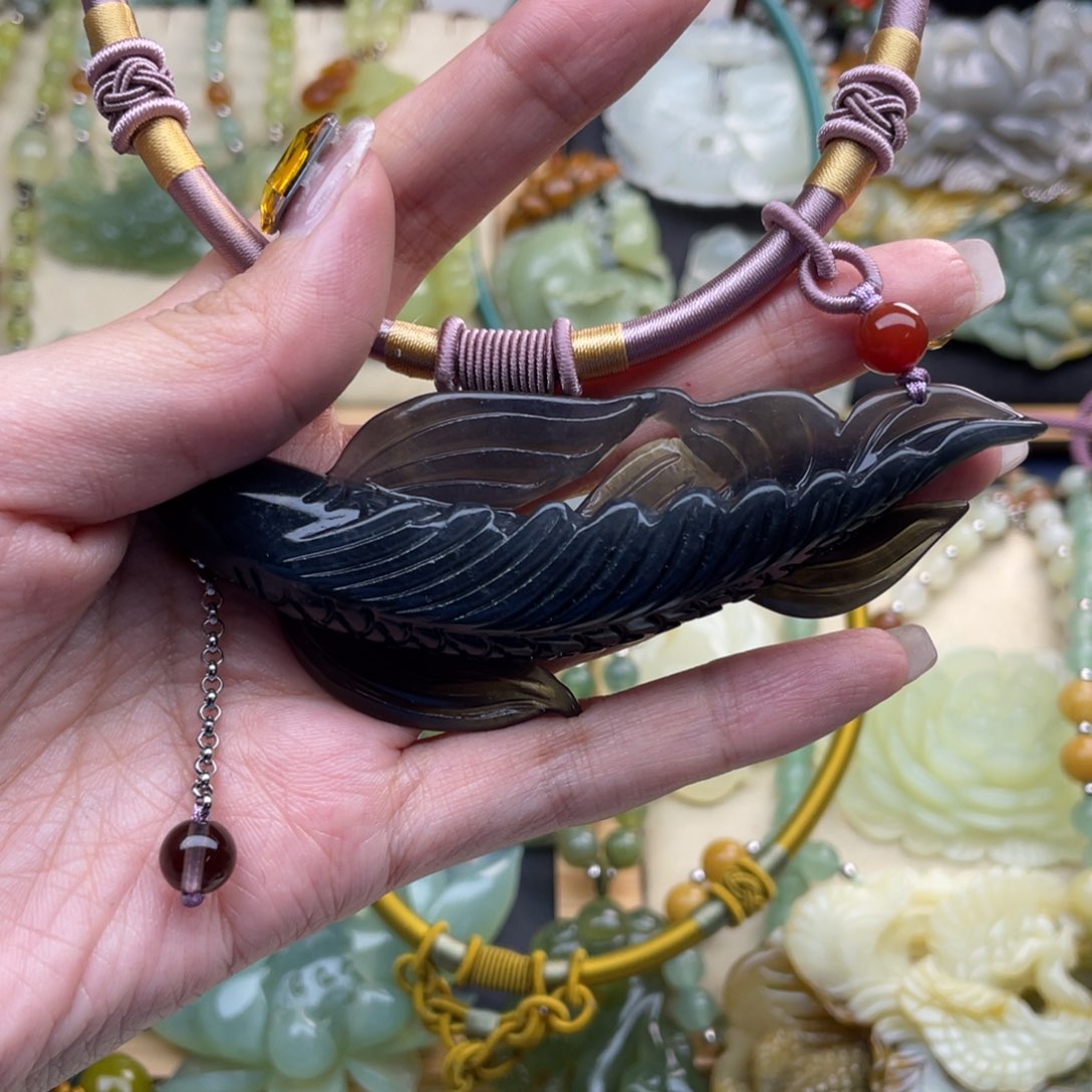 蛇纹石玉颈饰未镶嵌